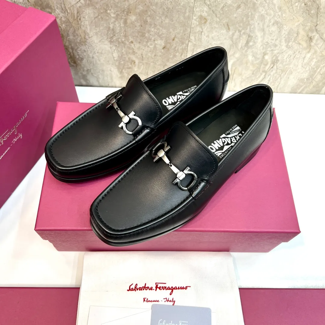 Original quality P780 Brand: Ferragamo Standard size: Men's size 39–44 (38.45 can be customized) Grade: Same style as the official website High-quality men's shoes Material: Customized first-layer calfskin with water-dyed cowhide lining Cowhide tiptoe Original non-slip and wear-resistant rubber outsole Style category: Men's formal business leather shoes are young and fashionable European and American trends British style Casual matching and comfortable feet Color: actual picture